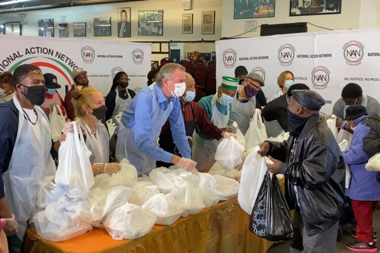 Volunteers handing out thanksgiving food